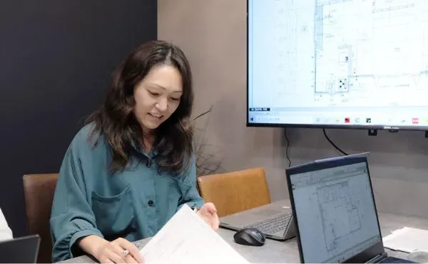 ショールームアドバイザーと話す様子